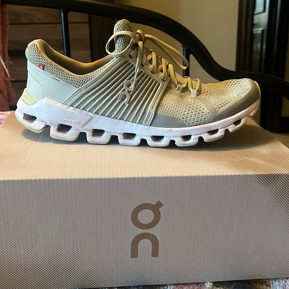 On Cloud Running Cloudswift Light green, worn once! Great Condition!